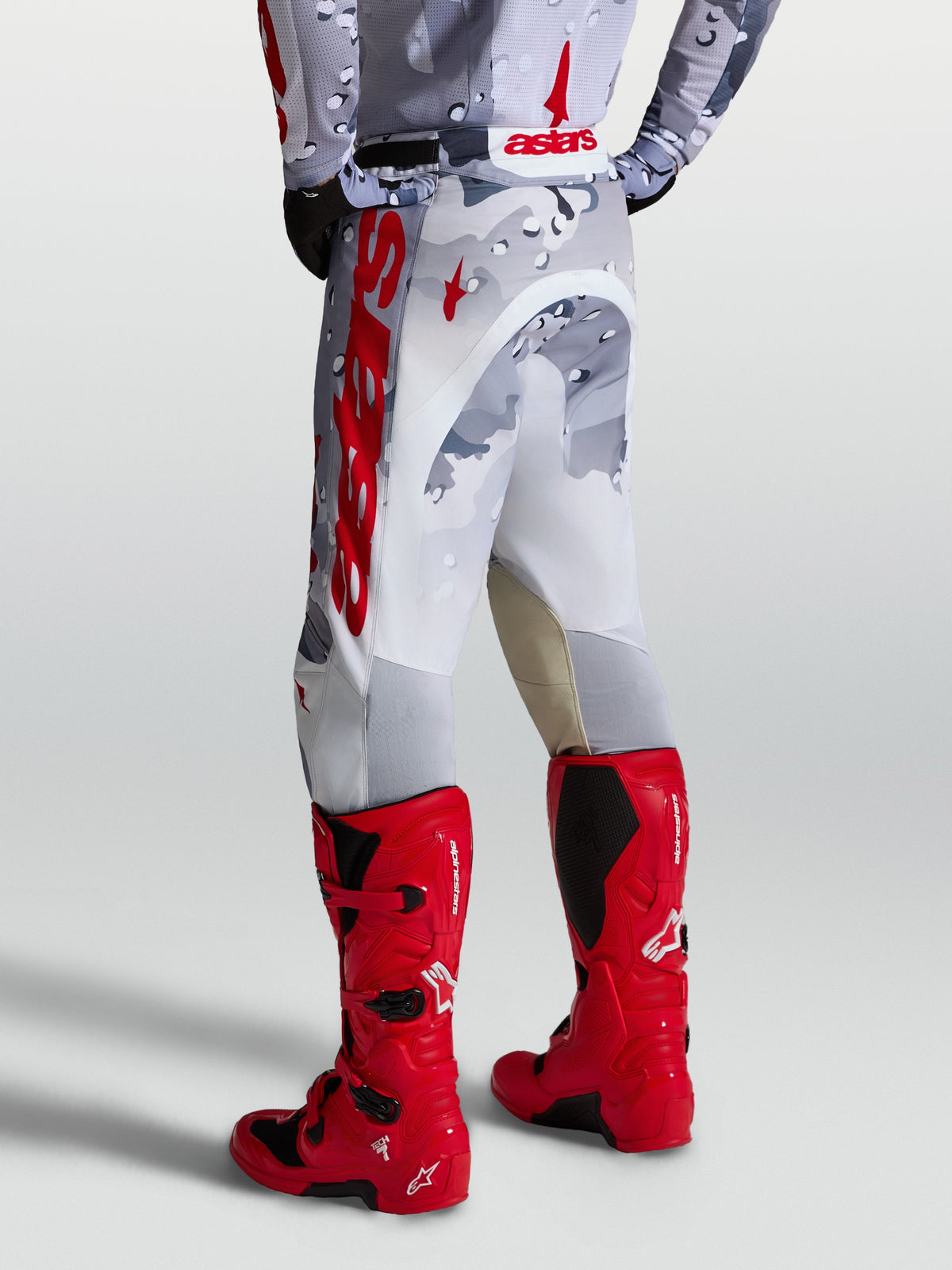 Alpinestars Racer Air Lone Bukser til motocross, grå camo og hvid med røde detaljer, set bagfra på model.