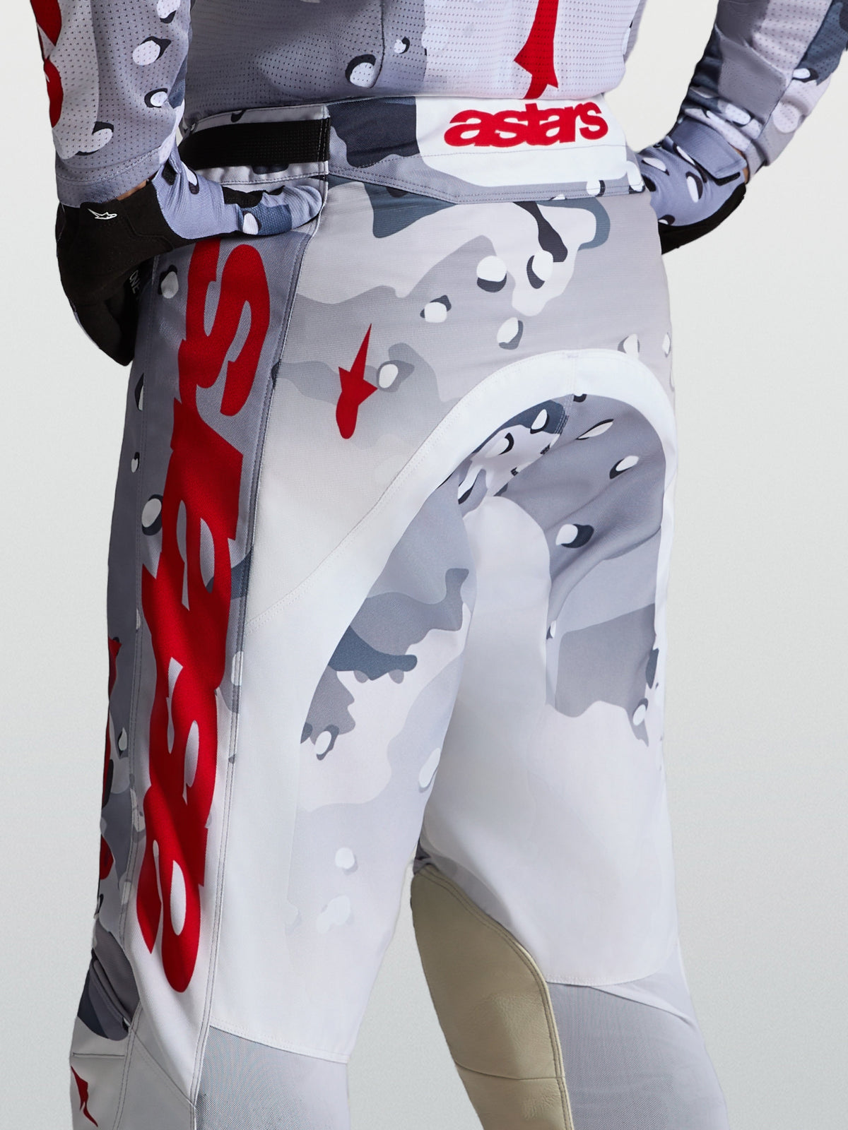 Alpinestars Racer Air Lone bukser til motocross, grå camo og rød, perforeret polyfabric, set bagfra på model.