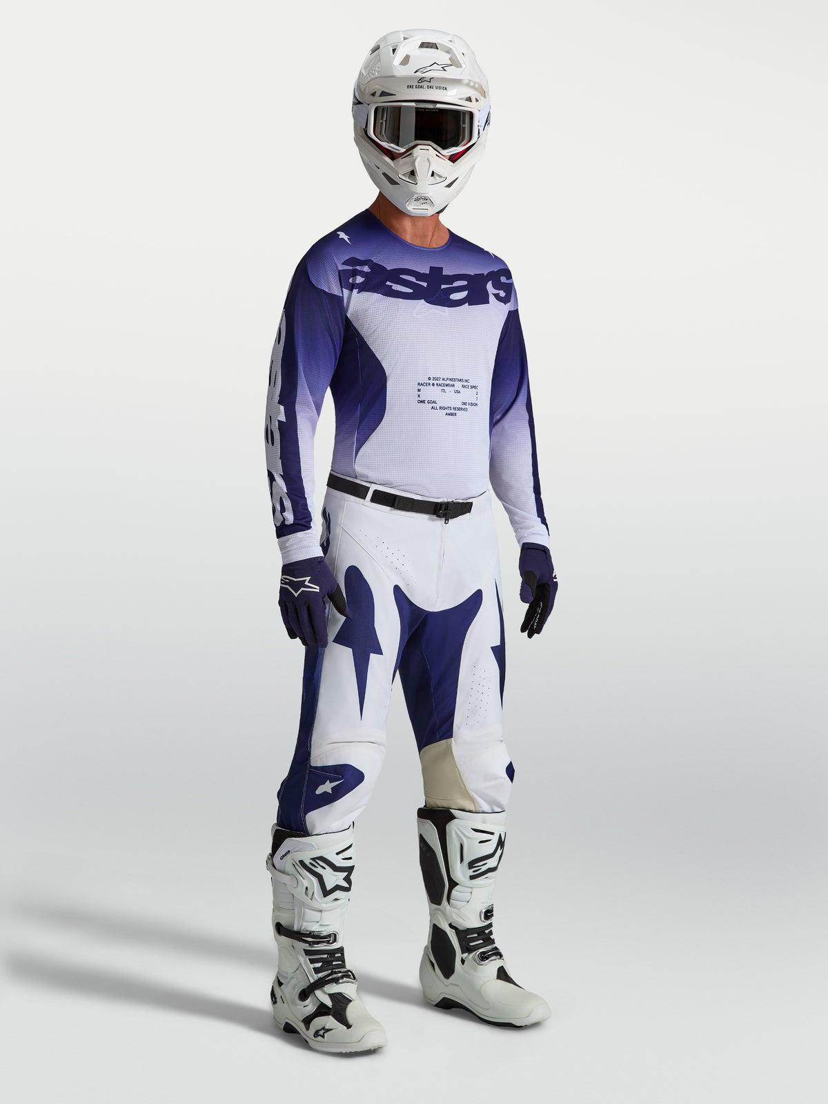 Alpinestars Racer Air Amber Bukser, blå og hvide motocrossbukser på model med matchende trøje, støvler og hjelm.