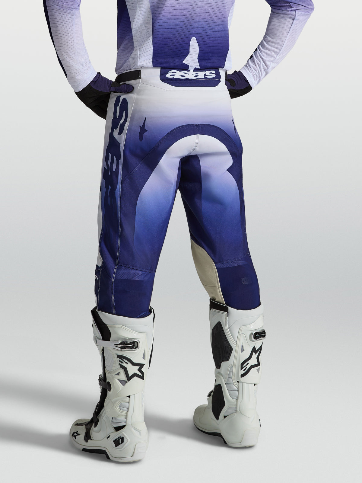 Alpinestars Racer Air Amber motocrossbukser i blå og hvid, ventileret polyfabric med ergonomisk race-fit, set bagfra.