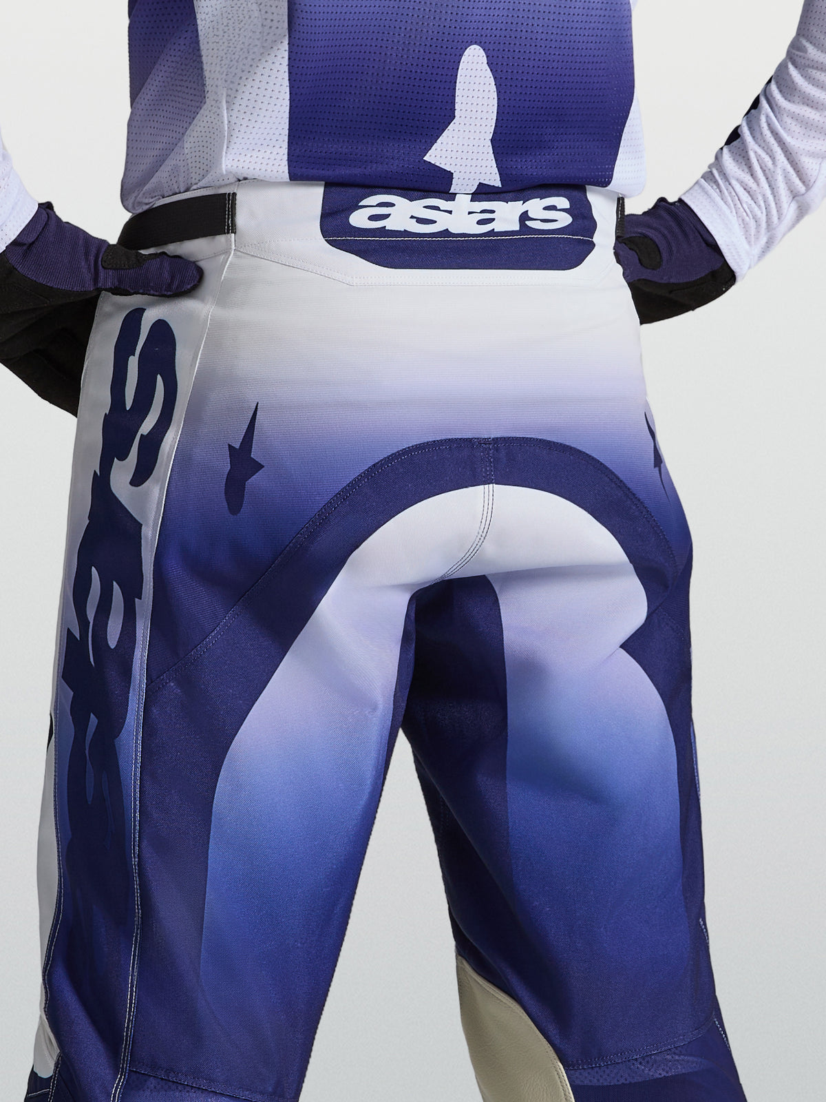 Alpinestars Racer Air Amber bukser, blå og hvide motocrossbukser set bagfra med astars-logo på taljen