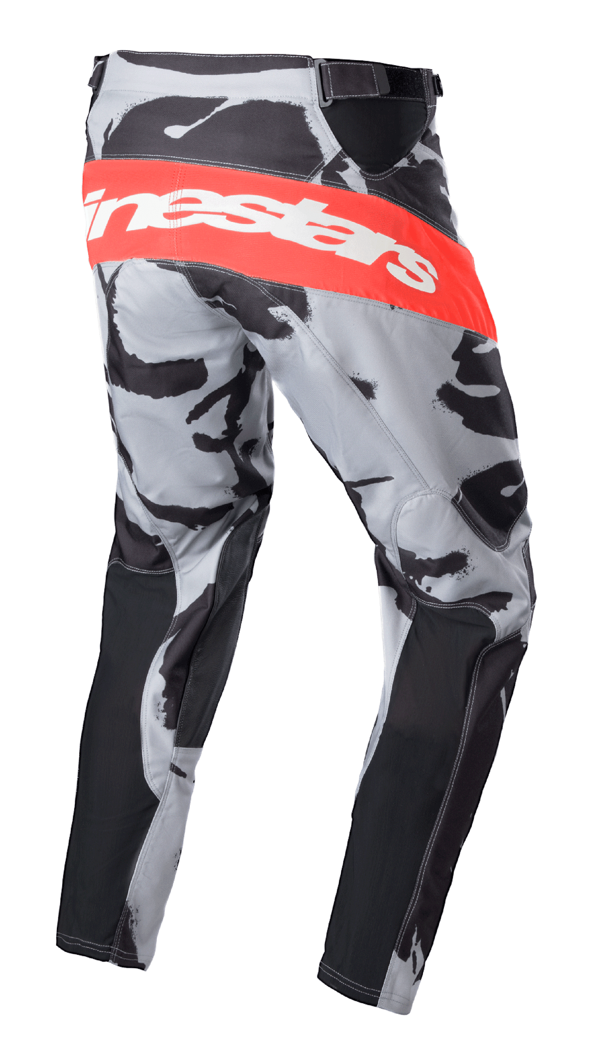 Alpinestars 2023 Racer Tactical bukser, motocross-bukser, Cast Gray Camo og Mars Red, stort rødt vandret bånd med hvidt Alpinestars-logo bagpå, camouflagemønster med sorte paneler, sporty design til dirt bike racing