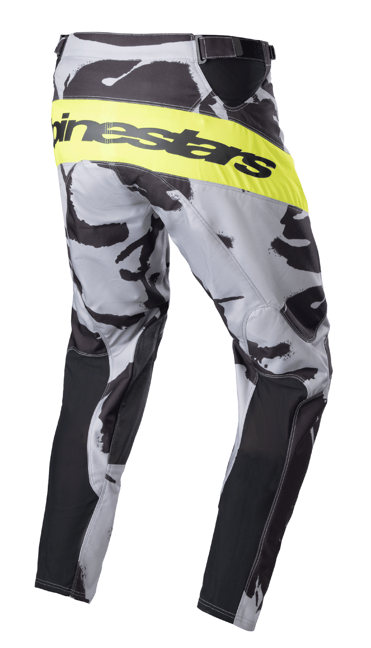 Alpinestars 2023 Racer Tactical bukser, motocross-bukser, Cast Gray Camo og fluorescerende gul, set bagfra fra siden med et klart gult fluorescerende bånd med sort Alpinestars-branding, camouflagemønster med sorte paneler på indersiden af benene, performance terrænkørselsudstyr