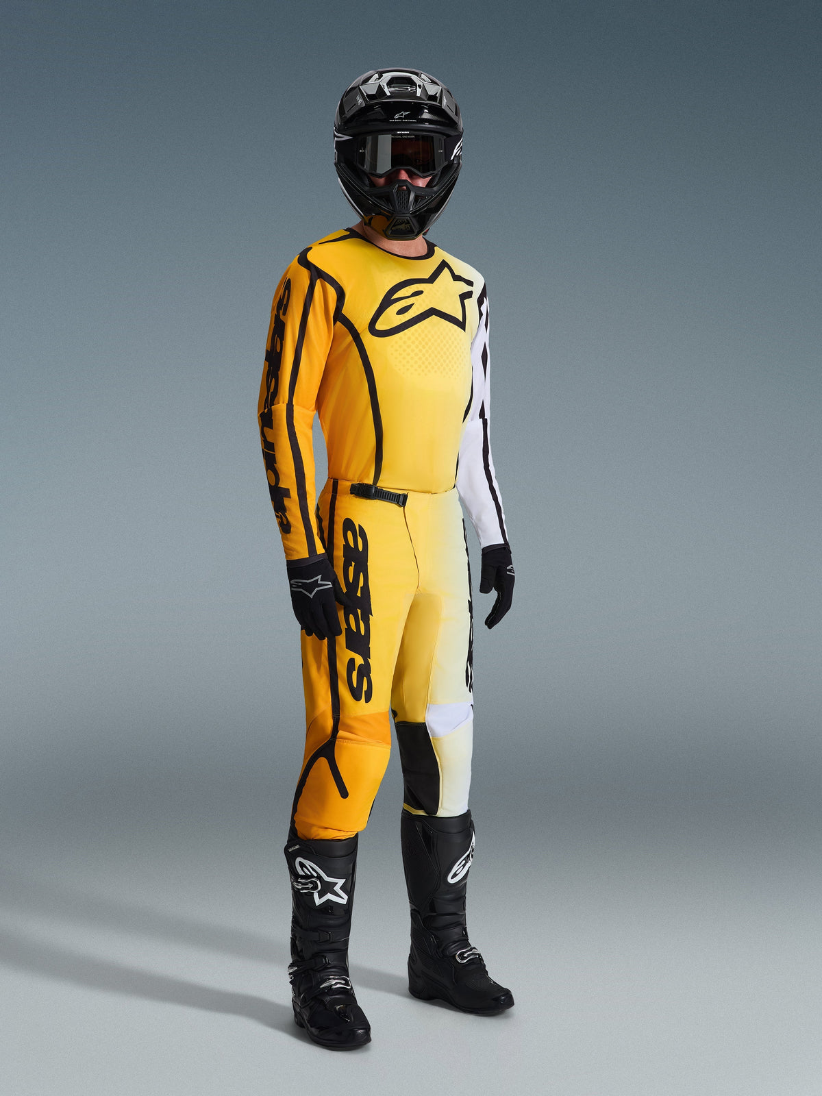 Alpinestars 2026 Fluid Apex bukser, motocross-bukser, gul og sort, båret med matchende gul og hvid trøje, sort hjelm, goggles, handsker og sorte støvler, markant sort branding og moderne gradientdesign til off-road racing