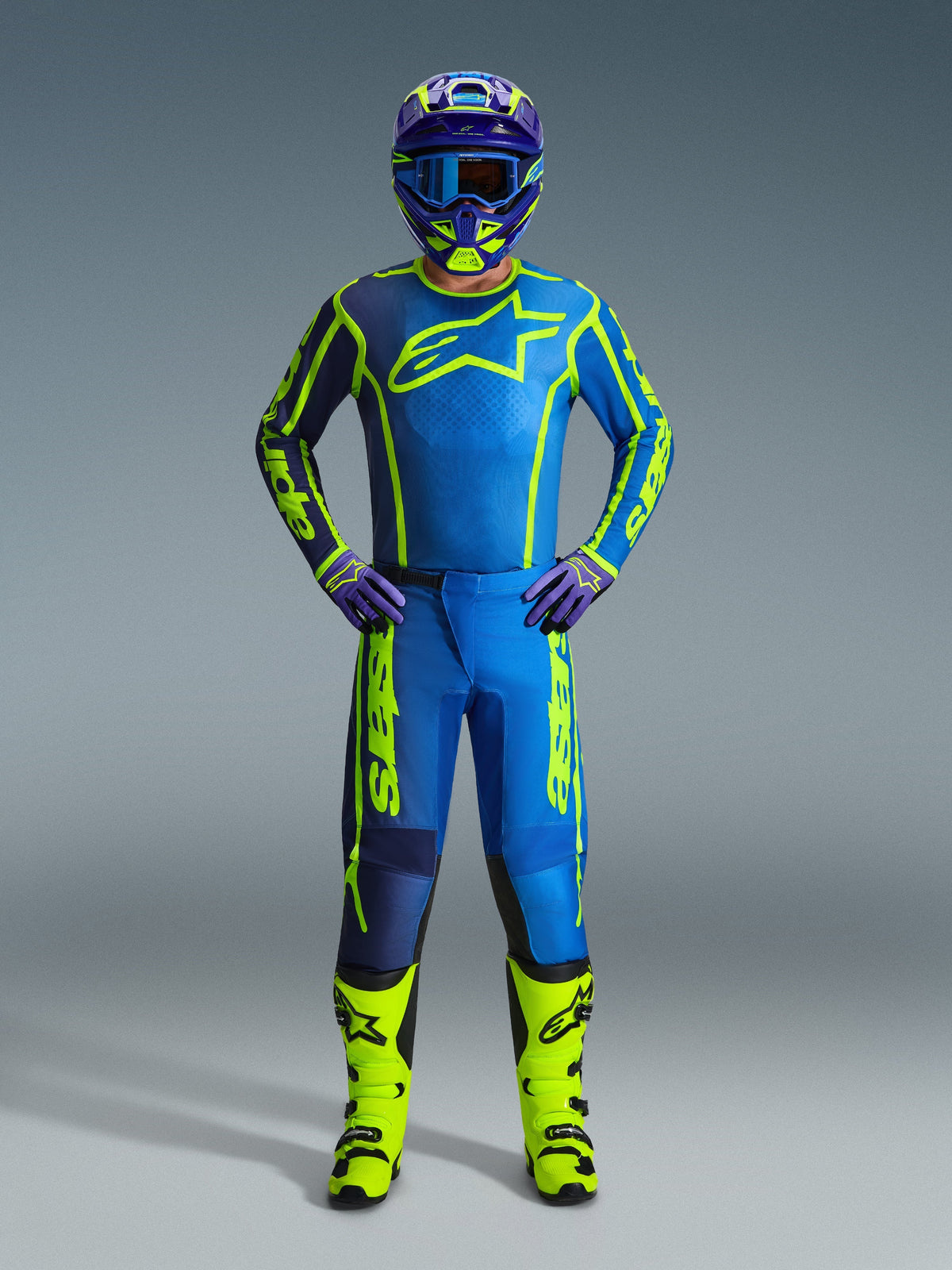 Alpinestars 2026 Fluid Apex bukser, motocross-bukser, blå og gul fluo, båret af en kører med matchende trøje, hjelm, handsker og støvler, med markant gul Alpinestars-branding på en blå base, koordineret off-road raceroutfit