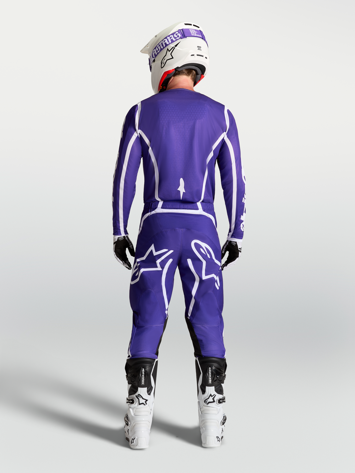 Alpinestars Fluid Apex V2 bukser, motocrossbukser i mørkeblå og hvid, herremodel set bagfra med hvide racingstøvler