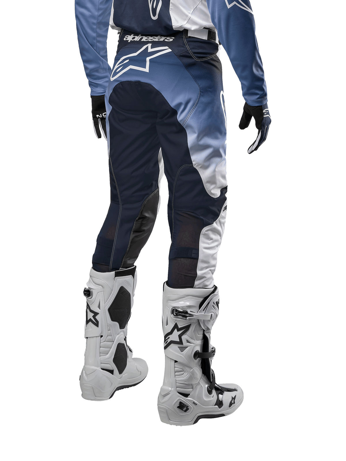 Alpinestars 2024 Racer Hoen bukser, motocross terrænbukser set bagfra, hvid, mørk navy og lyseblå, hvidt logo på bagsiden, hvide motocrossstøvler, teknisk køreudstyr til off-road