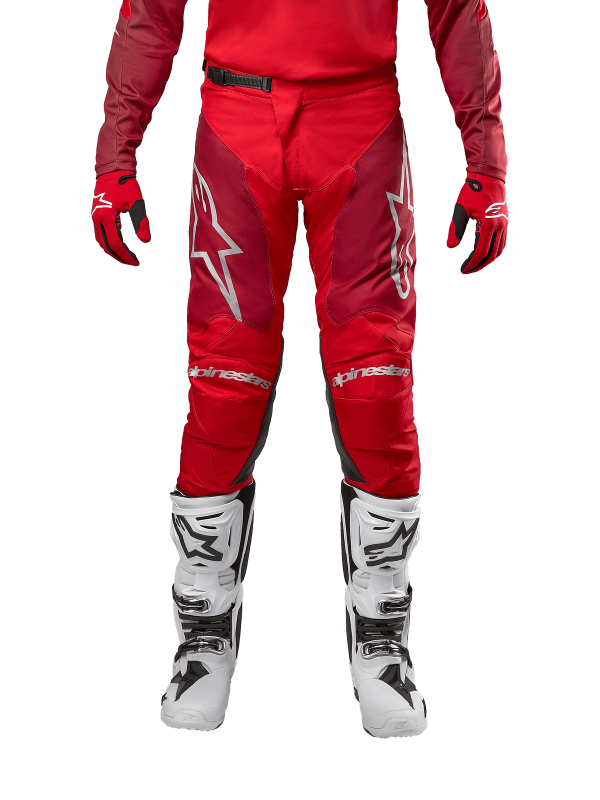 Alpinestars 2024 Racer Hoen bukser, motocross-bukser, Mars Red Burgundy, set forfra med sølvfarvede Alpinestars-logoer og branding på knæene, båret med matchende rød trøje, rød-sorte handsker og hvide off-road støvler
