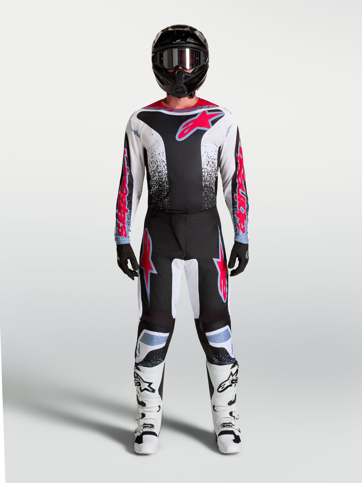 Alpinestars Fluid Drag Bukser, herre-motocrossbukser i sort, hvid og rød med lyseblå detaljer og ergonomisk pasform.