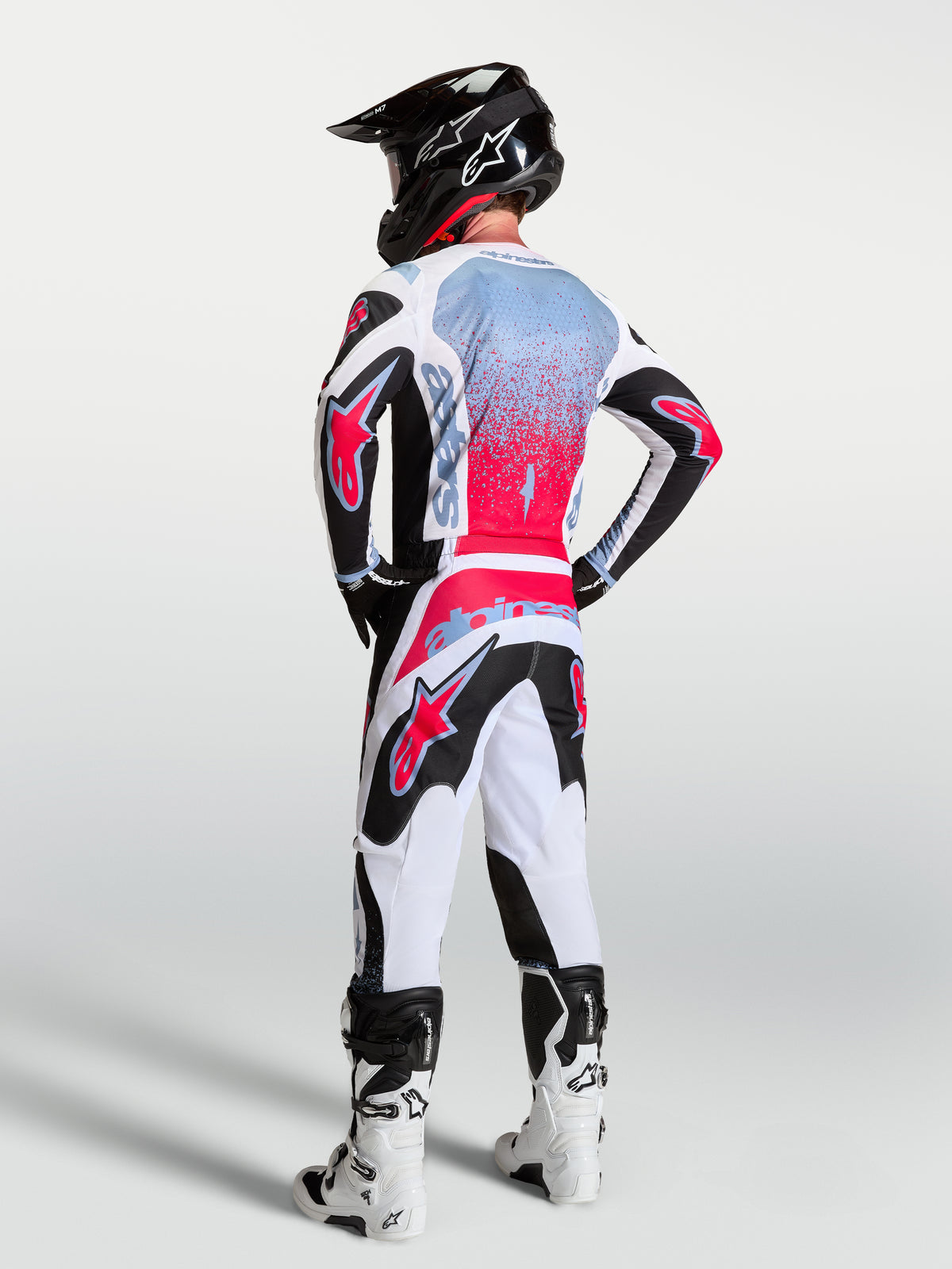 Alpinestars Fluid Drag bukser, herre-motocrossbukser, hvid og sort med røde detaljer, set bagfra på model.
