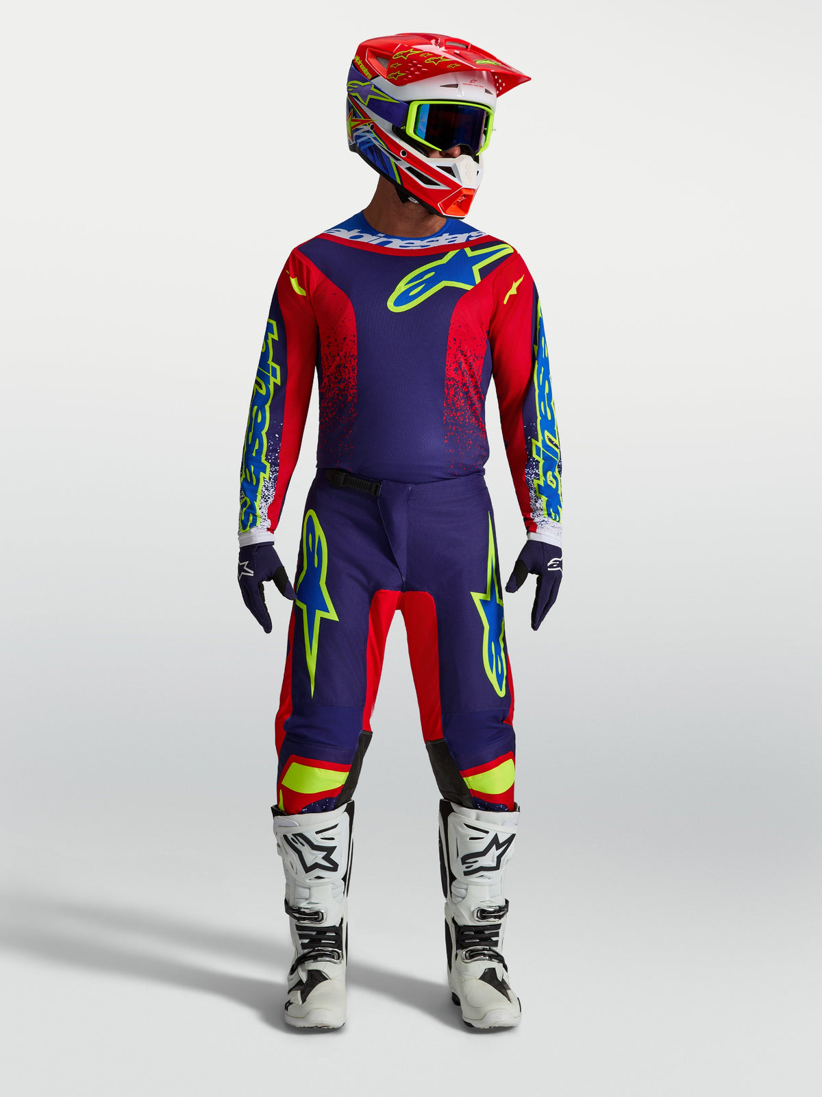 Alpinestars Fluid Drag Bukser og 2027 Fluid Drag Gear Set, herre-motocrosssæt i mørkeblå og rød med hvide støvler.