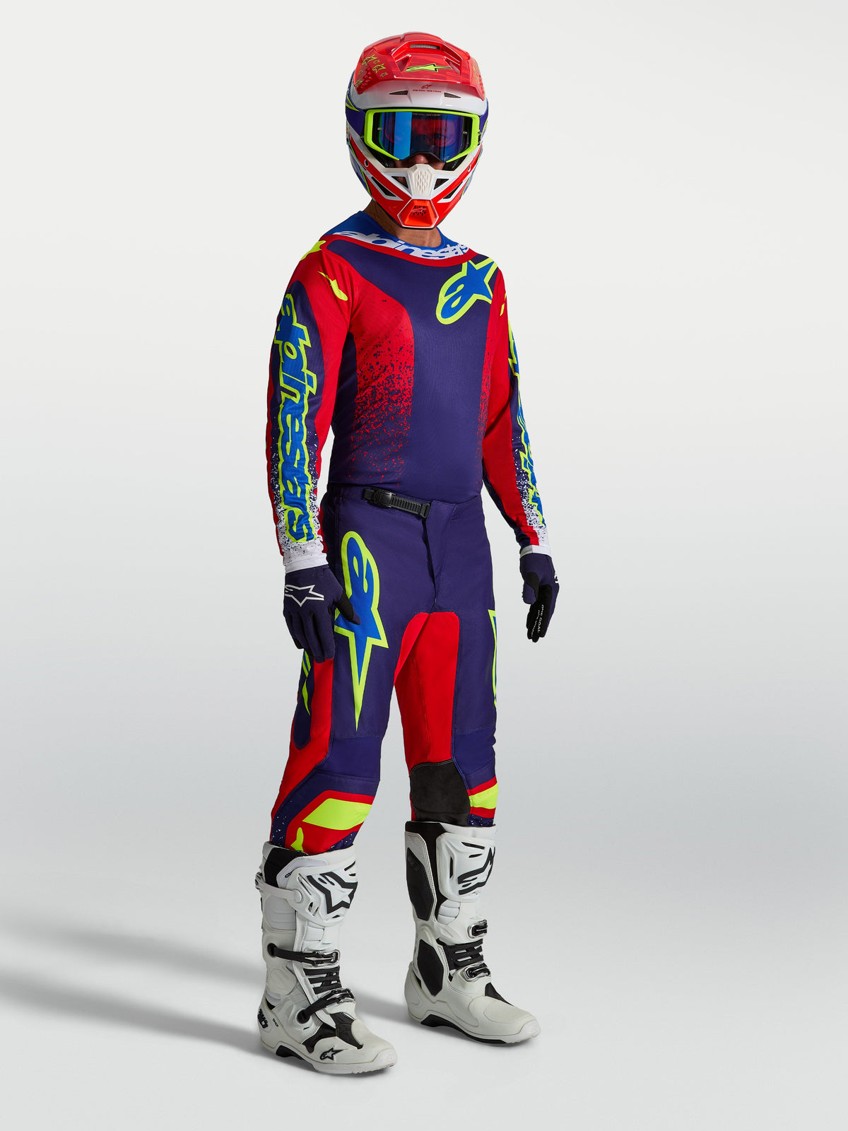 Alpinestars Fluid Drag udstyrssæt og bukser, herre-motocrosssæt i mørkeblå og rød med hvide motorcykelstøvler, performance-udstyr til terrænkørsel.