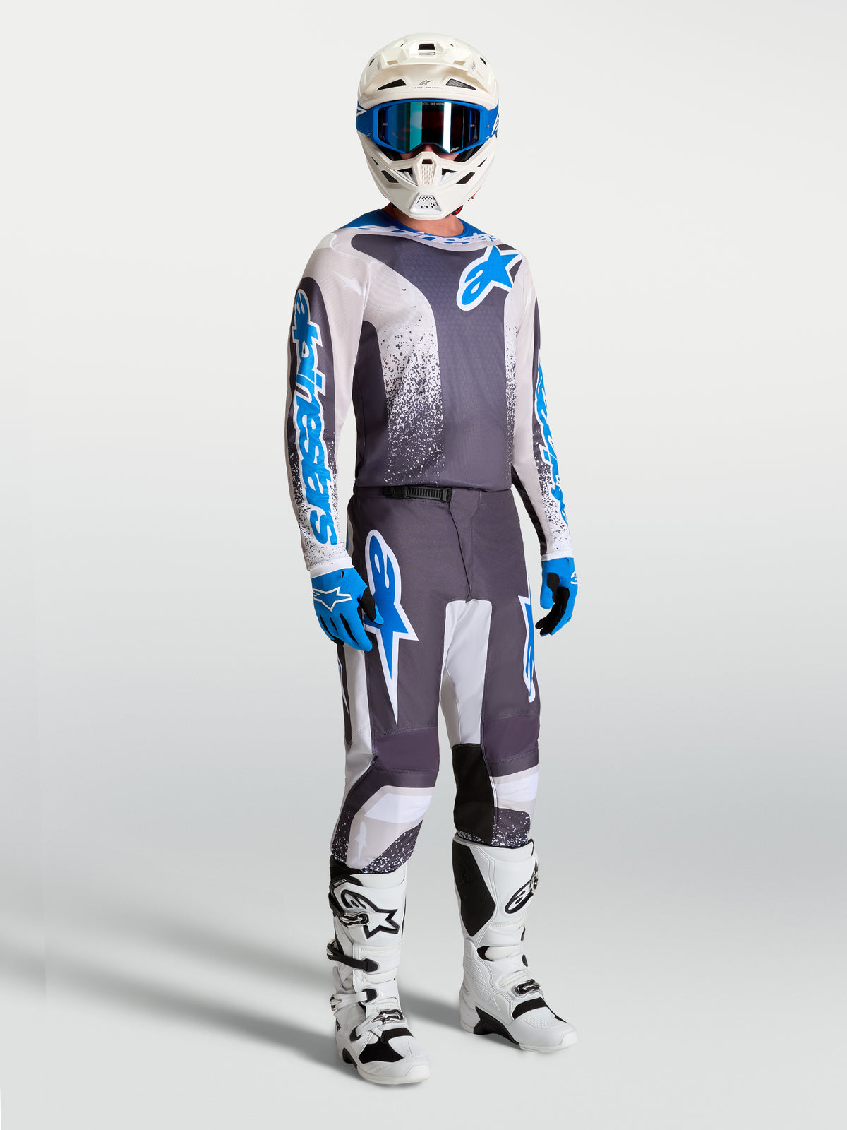 Alpinestars Fluid Drag bukser og motocross-sæt, grå og blå, ergonomisk 3D-design til off-road kørsel, vist på model.