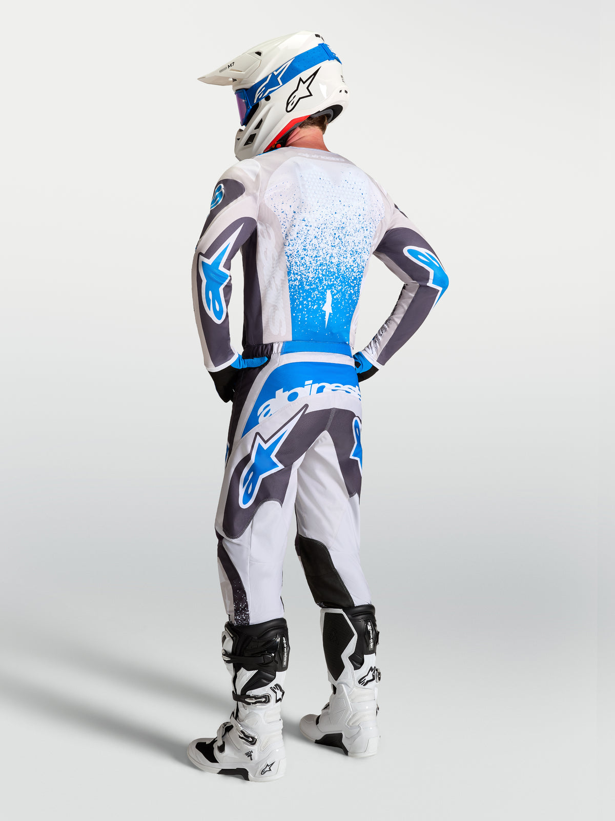Alpinestars Fluid Drag bukser, herre-motocrossbukser til racing, hvid og blå, 600D polyfabric, set bagfra på model.