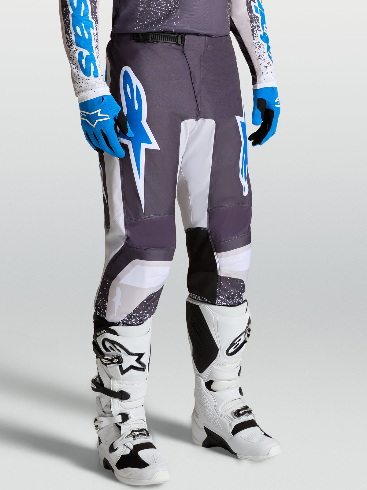 Alpinestars Fluid Drag bukser, herre-motocrossbukser i grå og blå, ergonomisk sportspasform til terrænkørsel.