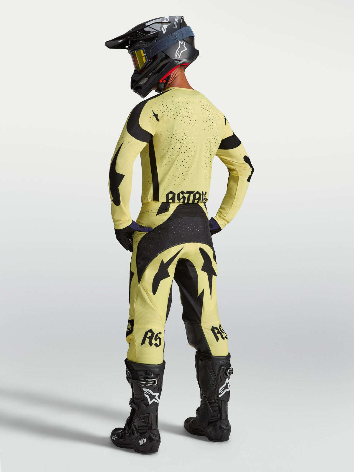 Alpinestars Techstar Atrox bukser og udstyrssæt i gul og sort, motocrossudstyr set bagfra på model med støvler.