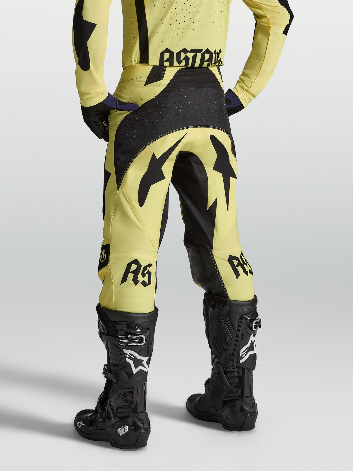 Alpinestars Techstar Atrox bukser, herre-motocrossbukser til off-road, gul og sort, set bagfra med sorte støvler