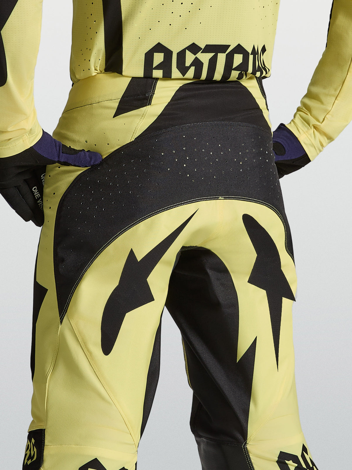 Alpinestars Techstar Atrox bukser, gul og sort, med forstærket perforeret sæde og atletisk pasform til motocross.