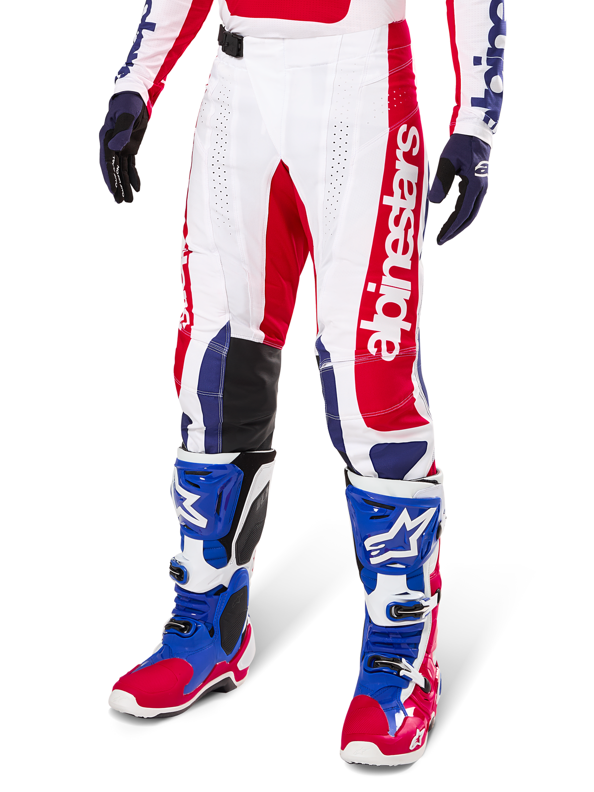 Alpinestars Limited Edition Techstar Fortitude bukser, motocross-bukser, rød, hvid og blå, båret med matchende off-road støvler og handsker, med lodret branding på benet, åndbare perforerede paneler og sorte forstærkede knæsektioner, atletisk racerdesign