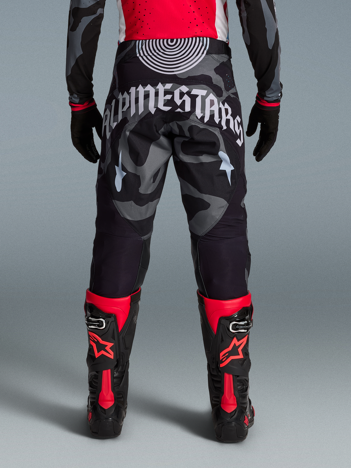 Bukser Techstar Beast Coast Begrænset Udgave i grå camouflage med hvidt logo bagpå, set bagfra til motocross.
