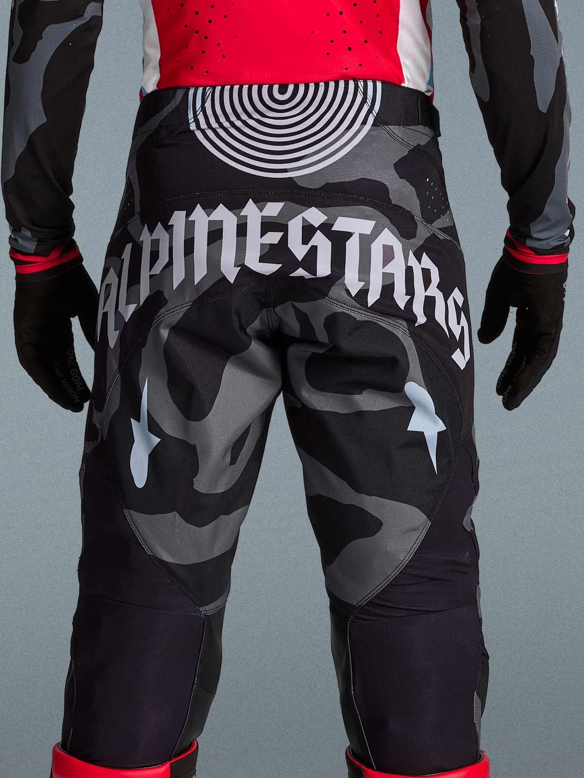 Alpinestars Techstar Beast Coast bukser, Begrænset Udgave, camouflage med hvidt gotisk logo, motocross-udstyr.