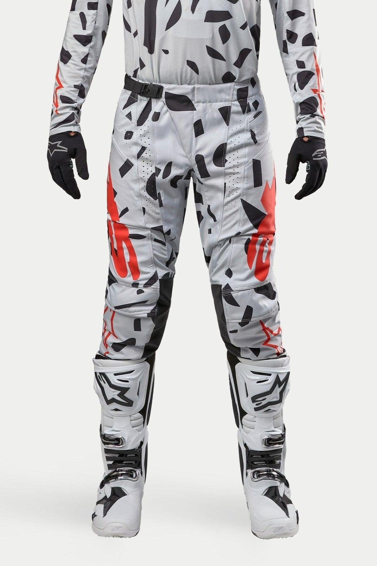 Alpinestars 2024 Techstar Rantera bukser, motocrossbukser, Haze Gray Camo, båret med matchende trøje, sorte handsker og hvide støvler, med sort pletmønster og rød Alpinestars-branding, holdbart design til off-road racing