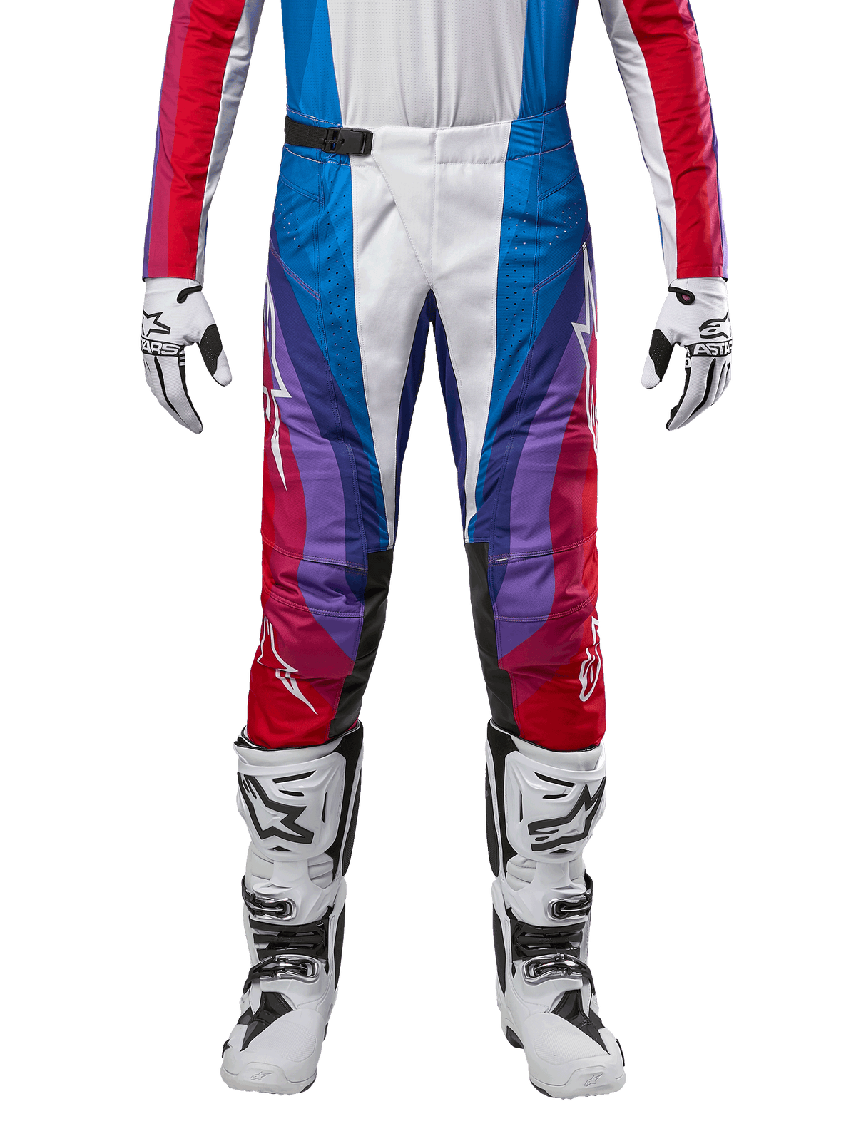 Alpinestars 2024 Techstar Pneuma bukser, motocross-bukser, Blu Mars Red White, med et flerfarvet vinklet design med lilla detaljer, kombineret med hvide og sorte motocross-støvler og matchende handsker, atletisk racerpasform til off-road-performance
