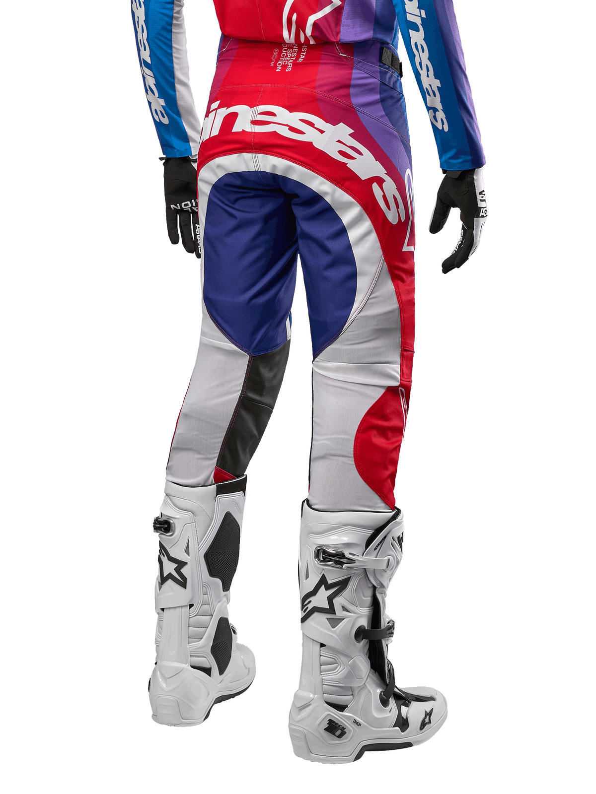 Alpinestars 2024 Techstar Pneuma bukser, motocross-bukser, Blu Mars rød hvid, set bagfra båret med matchende trøje og hvide støvler, med markant hvidt logo på sædet og flerfarvede paneler, professionelt motocross-racerudstyr