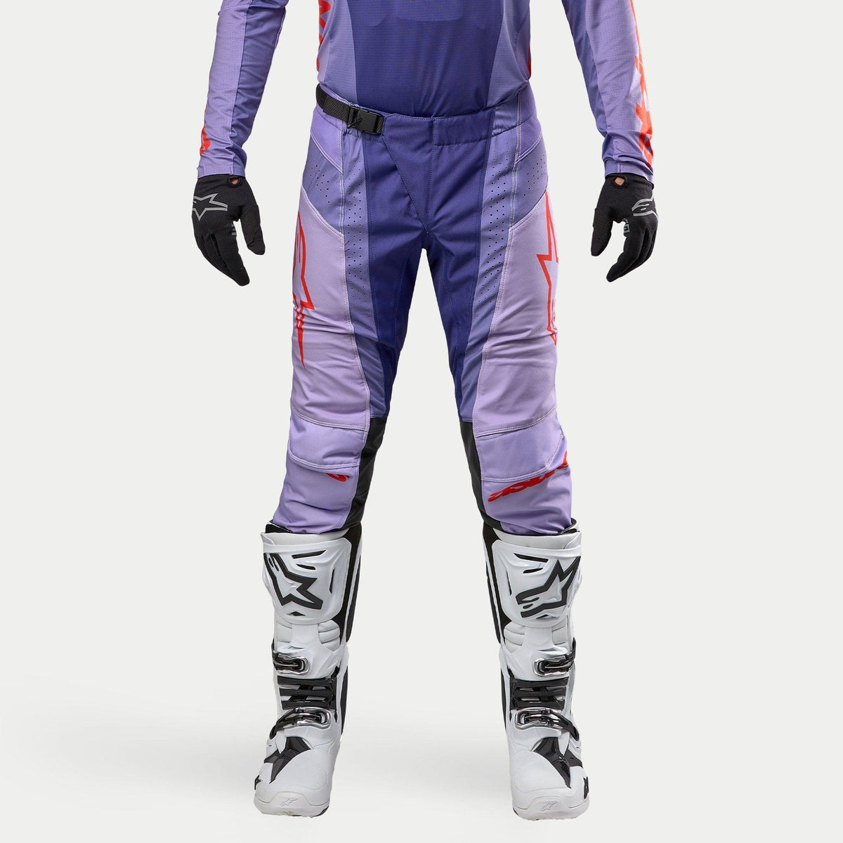 Alpinestars 2024 Techstar Ocuri bukser, motocross off-road bukser, lilla og neon orange med sorte detaljer, hvidt logo, magnetisk SX2-lukning, ventilationszoner, hvide støvler og sorte handsker, professionelt racerdesign