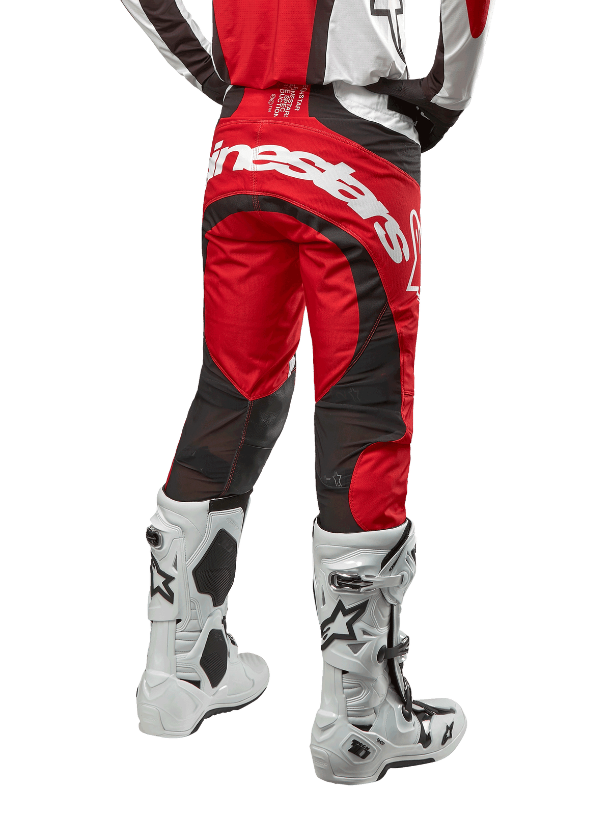 Alpinestars 2024 Techstar Ocuri bukser, motocrossbukser, Mars Red, hvid og sort, set bagfra med et stort hvidt Alpinestars-logo på sædet, sorte mesh-ventilationspaneler, vist med hvide og sorte motocrossstøvler, atletisk race-fit design til off-road kørsel