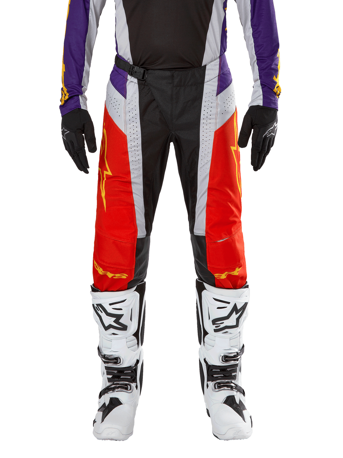 Alpinestars 2024 Techstar Ocuri bukser, motocross-bukser, orange, lilla og sort, bæres med matchende trøje, sorte handsker og hvide støvler, med kraftige orange frontpaneler, lilla taljedetaljer og perforerede grå sektioner, teknisk design til terrænkørsel