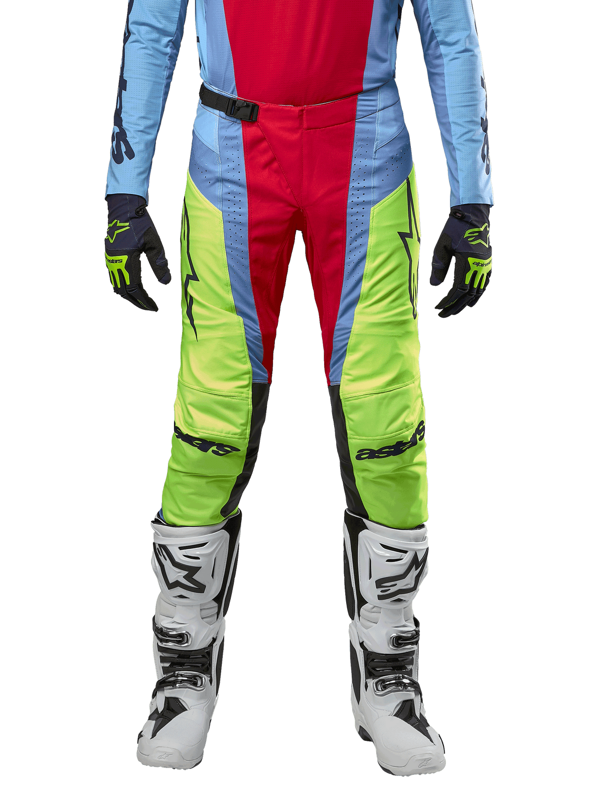 Alpinestars 2024 Techstar Ocuri bukser, motocross-bukser, lyseblå, fluoriserende gul og bærrød, båret med matchende trøje og hvide motocross-støvler, markante farveopdelte paneler og sorte logoer, holdbart racing-fit design