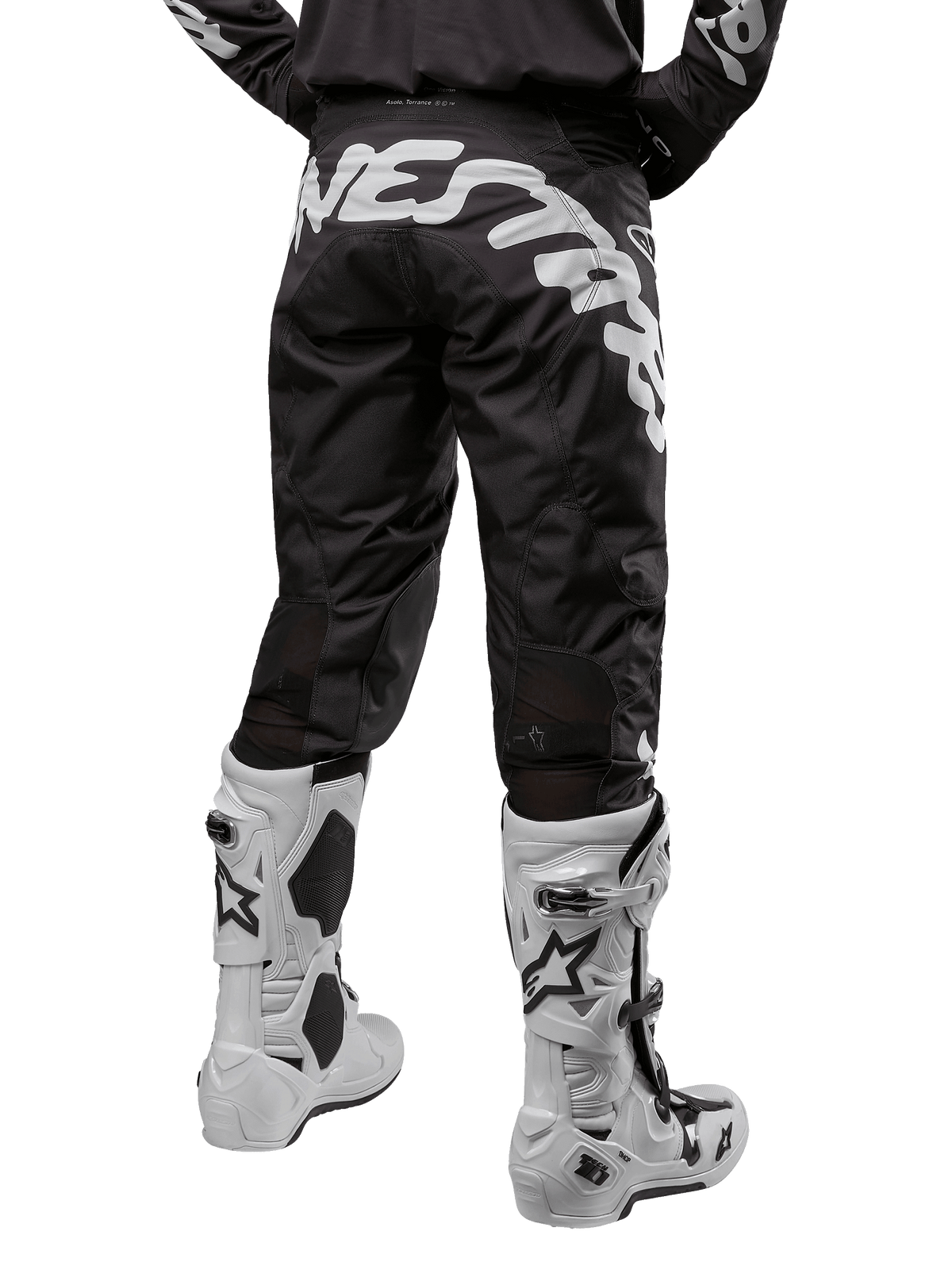 Alpinestars 2024 Racer Hana bukser, motocross- og off-road-bukser i sort og hvid, bagsidevisning med stort hvidt logo på sædet, kombineret med hvide motocross-støvler, slidstærkt køreudstyr til terrænkørsel