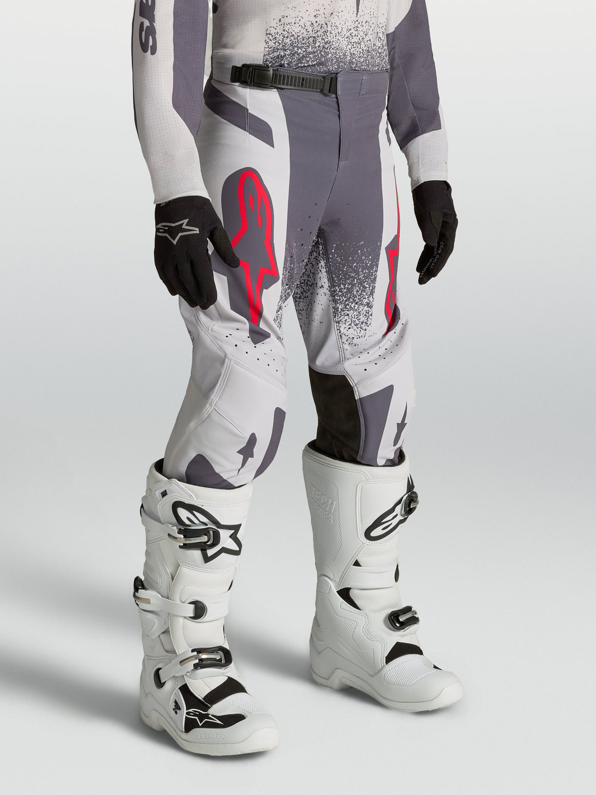 Alpinestars Supertech Swan bukser til ungdom, grå og lys lilla motocrossbukser med atletisk pasform og rød fluo.