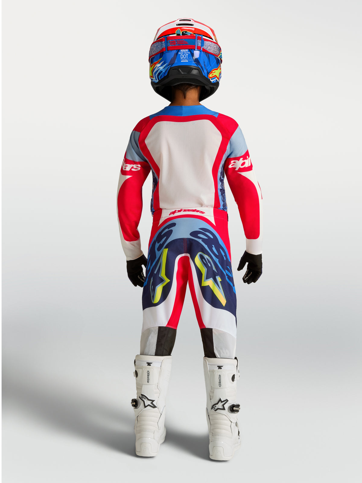 Alpinestars Supertech Dyna bukser til unge, røde og mørkeblå motocrossbukser, set bagfra på model til terrænkørsel.