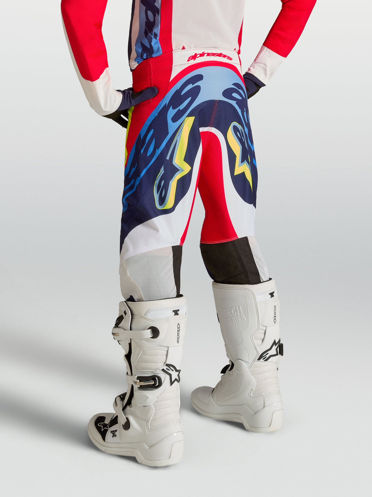 Alpinestars 2027 Supertech Dyna Bukser Ungdom, rød, hvid og blå motocrossbukser til unge ryttere, set bagfra i ripstop.