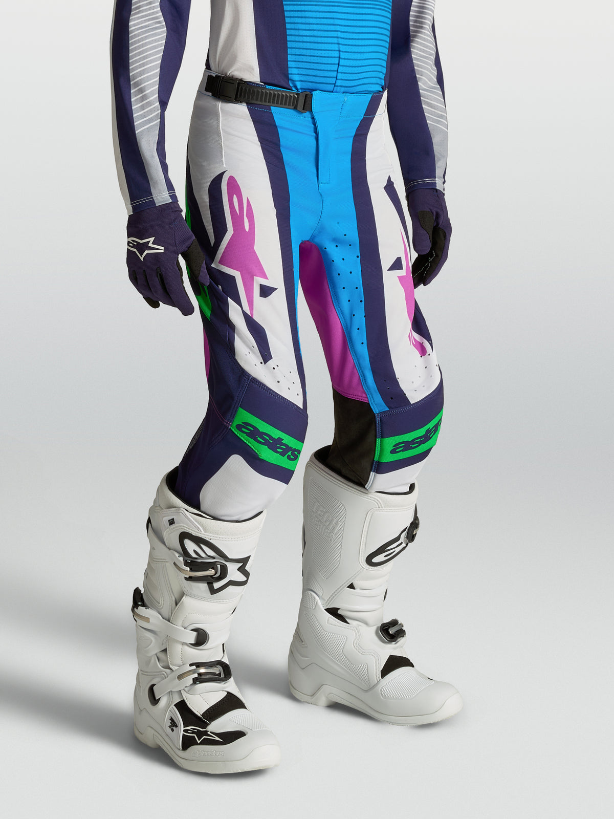 Alpinestars Supertech Maven motocrossbukser til unge, hvide og blå med lilla detaljer og atletisk pasform.