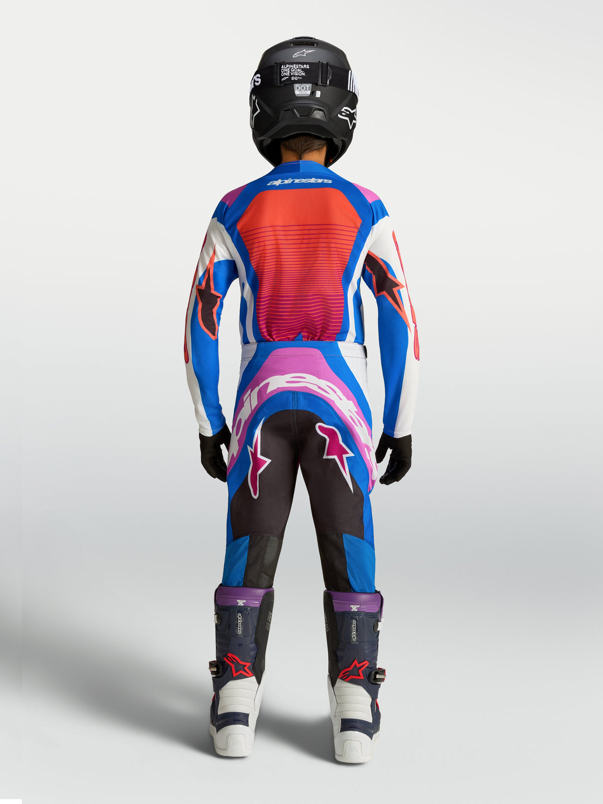 Alpinestars Supertech Maven ungdomsbukser, blå og rød motocrossudstyr, atletisk race fit, set bagfra på ung rytter