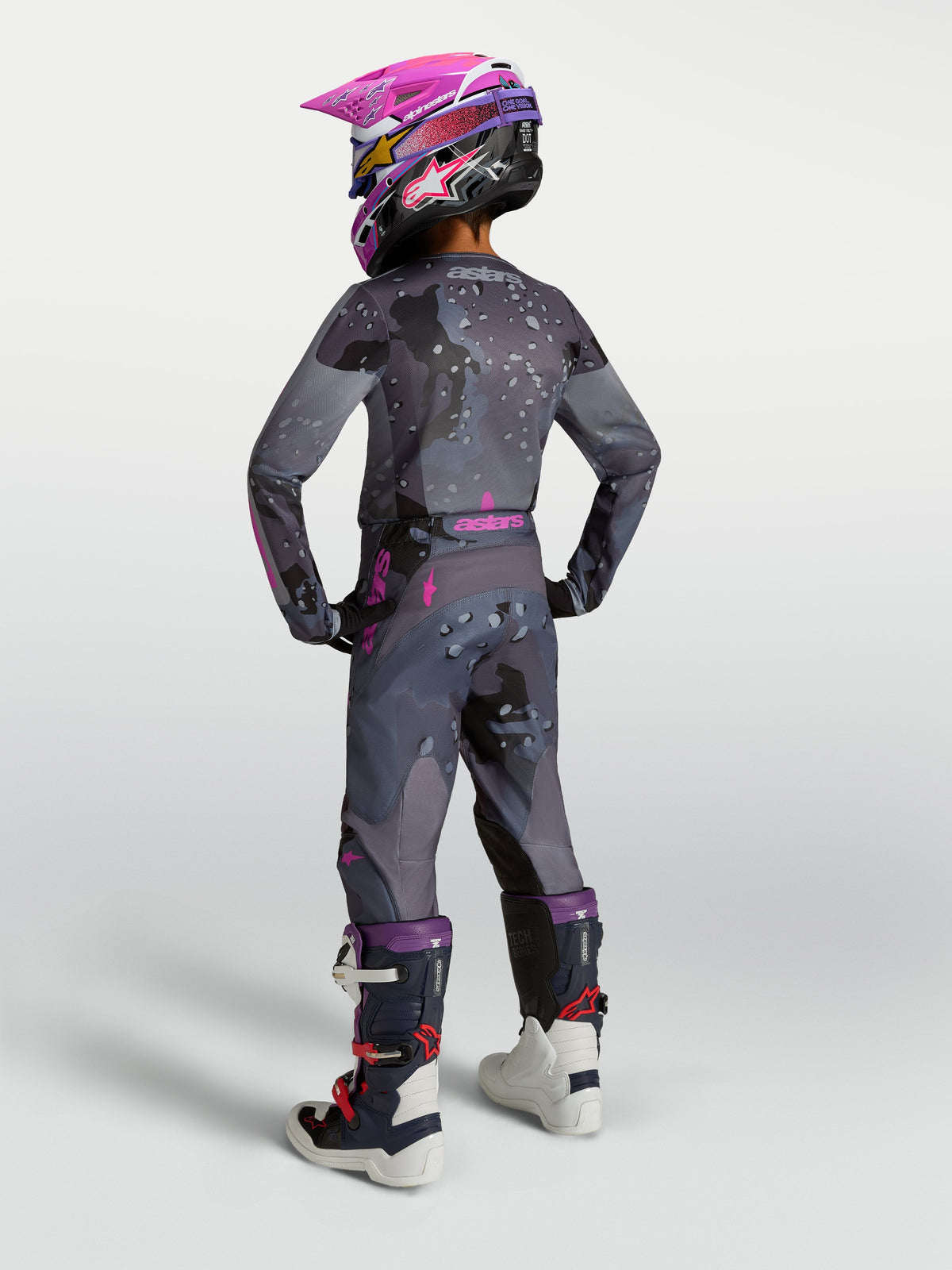Alpinestars Fluid Lone trøje til ungdom, motocrosstrøje i grå og lilla camouflage, set bagfra på en ung rytter
