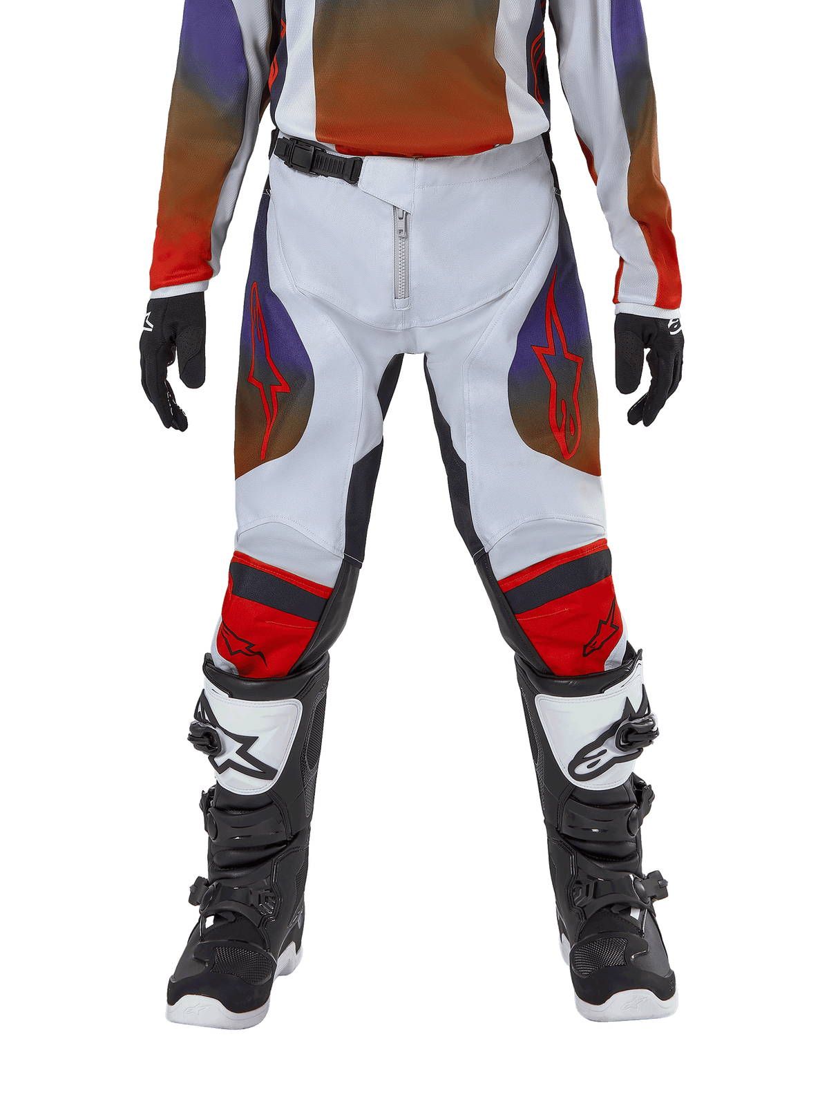Alpinestars Youth 2024 Racer Hoen bukser, motocross-bukser, lysegrå, stærk orange og sort, bæres med matchende trøje og sort-hvide motocross-støvler, med røde Alpinestars-logoer på lår og knæ, sportsligt design til off-road kørsel