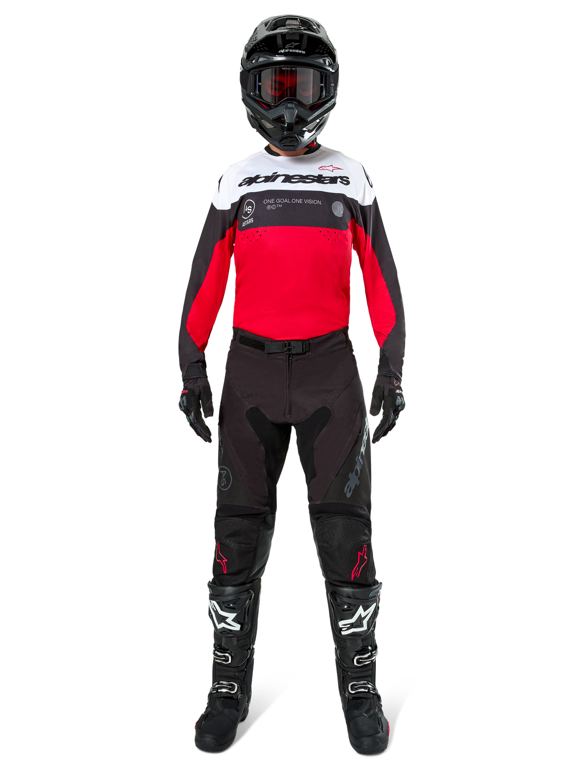 Motocrossrytter iført Alpinestars Pro-Dura Jersey i sort, klar rød og hvid, kombineret med sorte bukser, sorte støvler og en sort hjelm, komplet off-road racerudstyr.