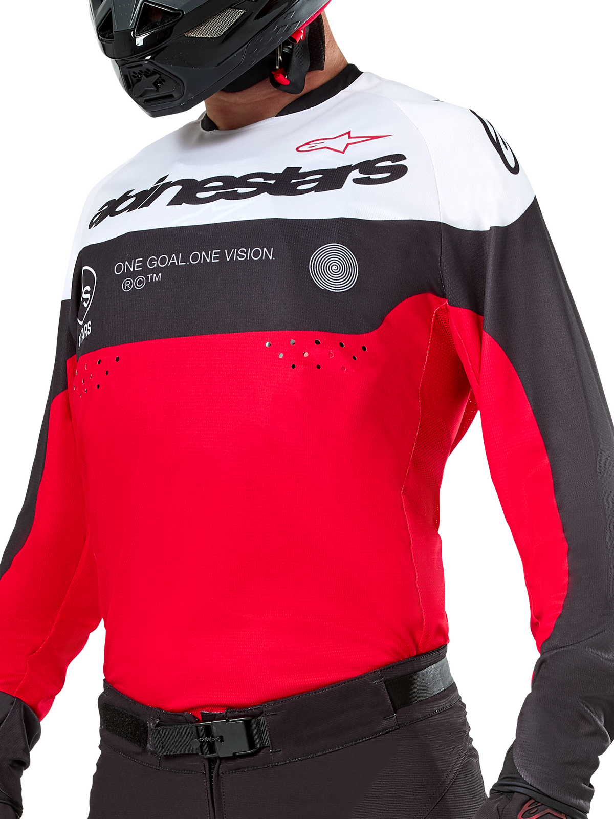 Alpinestars Pro-Dura Jersey, motocross- og enduro-trøje, sort, klar rød og hvid, med 'ONE GOAL. ONE VISION.'-grafik og laserperforeringer på brystet, båret med sorte motocross-bukser og hjelm.