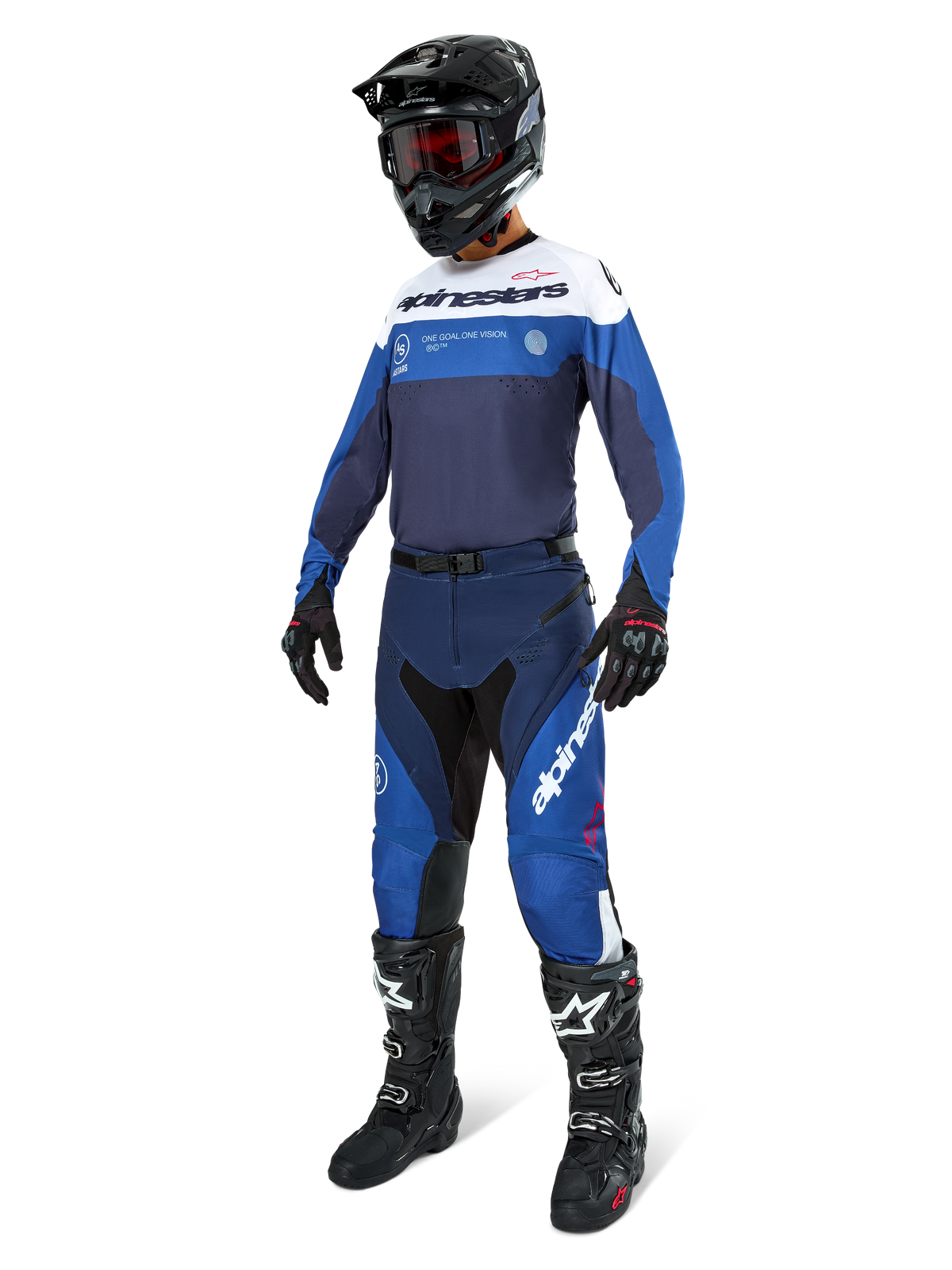 Motocross-kører i komplet racerudstyr, Pro-Dura Jersey i Navy Bright Blue og hvid, matchende blå og navy bukser, sort hjelm med røde goggles, sorte støvler med hvide detaljer og sorte handsker, koordineret outfit til enduro- og off-road-kørsel