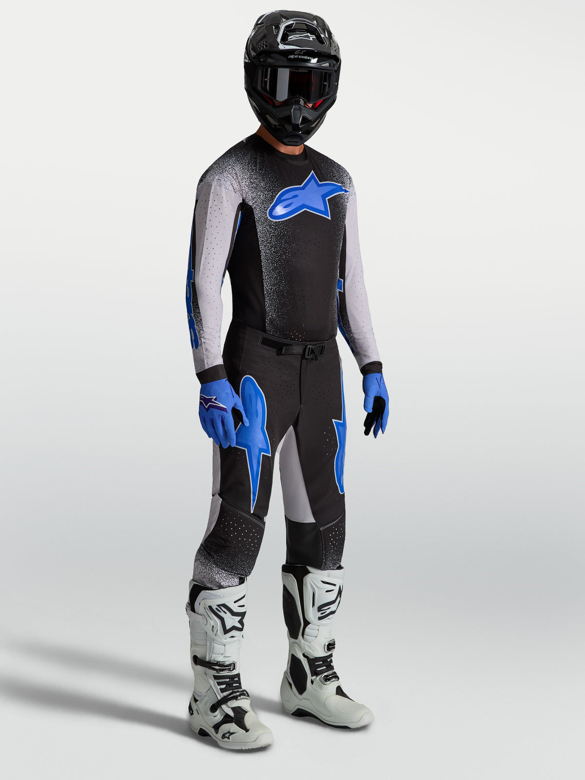 Alpinestars Supertech Hiten AFD trøje og køresæt, sort og blåt motocross-sæt med hvide motorcykelstøvler.