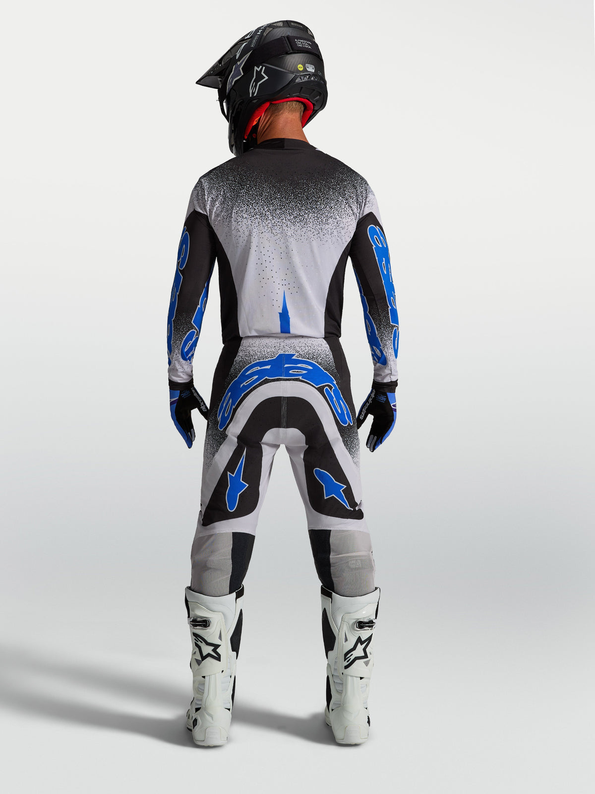 Alpinestars Supertech Hiten AFD trøje og køresæt, motocrosstøj til herrer i sort, hvid og blå, set bagfra på model.
