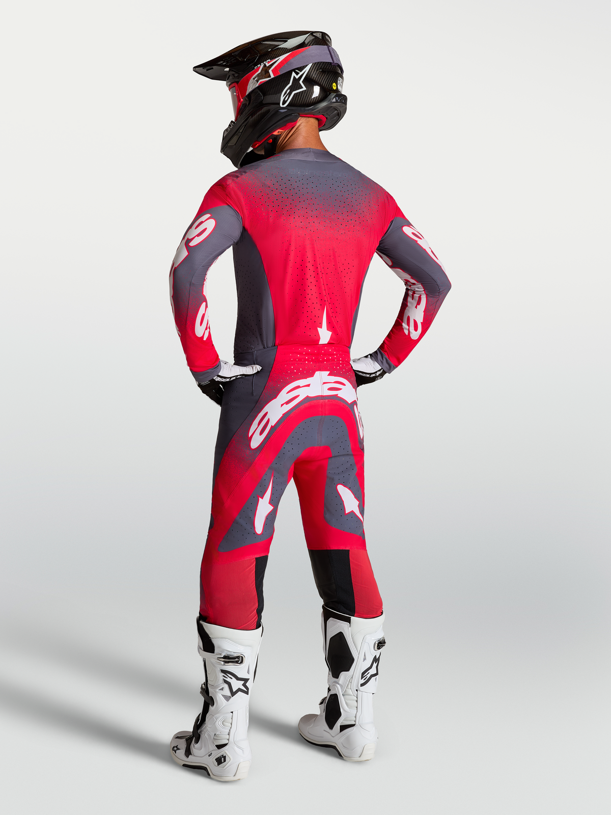 Alpinestars Supertech Hiten AFD trøje og gear set, rød og grå motocrossdragt til herrer set bagfra.