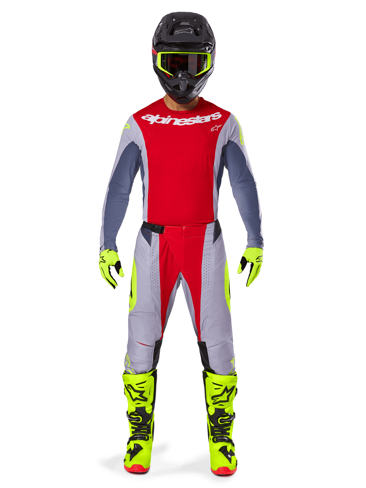 Motocrosskører iført Alpinestars 2025 Techstar Melt Gear Set, rød trøje med grå ærmer og hvidt logo, matchende grå og røde bukser, fluo-gule briller, handsker og støvler, komplet motocross-raceroutfit til off-road-ydeevne.