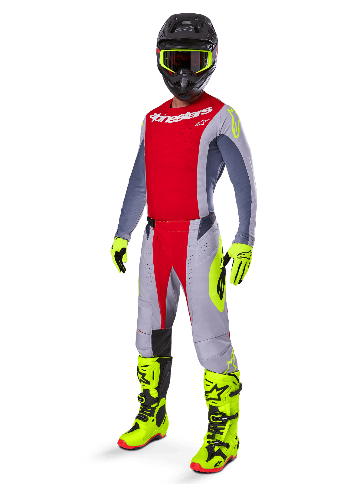 Alpinestars 2025 Techstar Melt Jersey i rød og grå, motocross-rytter i komplet racersæt, rødt bryst og grå ærmer med neongule detaljer, matchende bukser, lysegule racerstøvler og handsker, sort hjelm med gule crossbriller, professionelt off-road udstyr