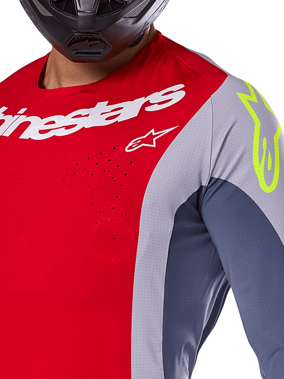 Alpinestars 2025 Techstar Melt Jersey, motocross-trøje, rød og grå med mørkeblå paneler, hvidt Alpinestars-logo og neongult logo på skulderen, nærbillede der viser laserskårne ventilationshuller og en sort hjelm