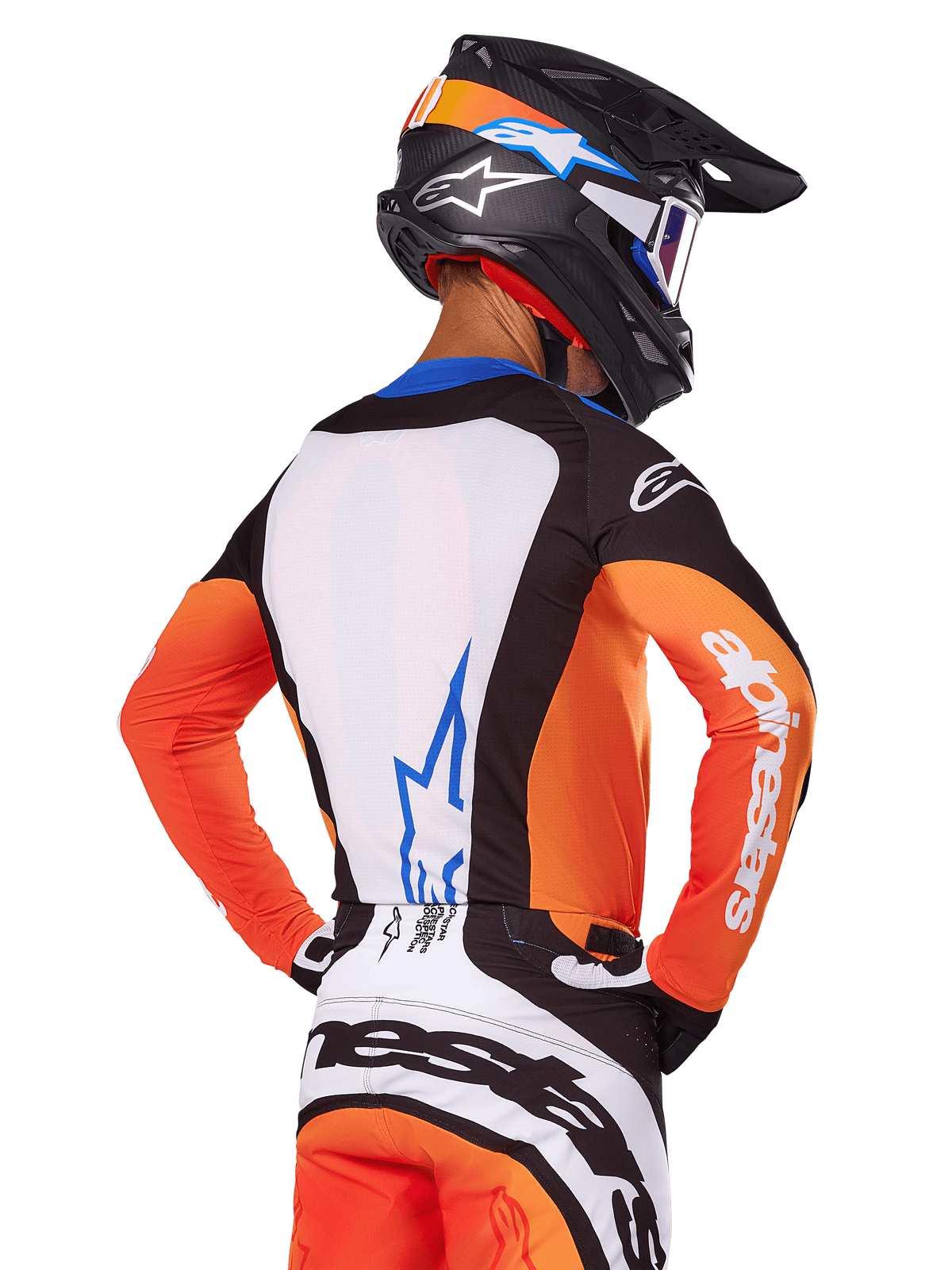 Alpinestars 2025 Techstar Melt trøje, orange og blå, motocross-kører set bagfra, hvidt rygpanel med blåt logo, orange ærmer med hvid branding, matchende motocross-hjelm og bukser, professionelt racerudstyr